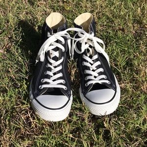 Classic unisex Converse Chuck Taylor All Star high-tops: men’s 7, women’s 9.